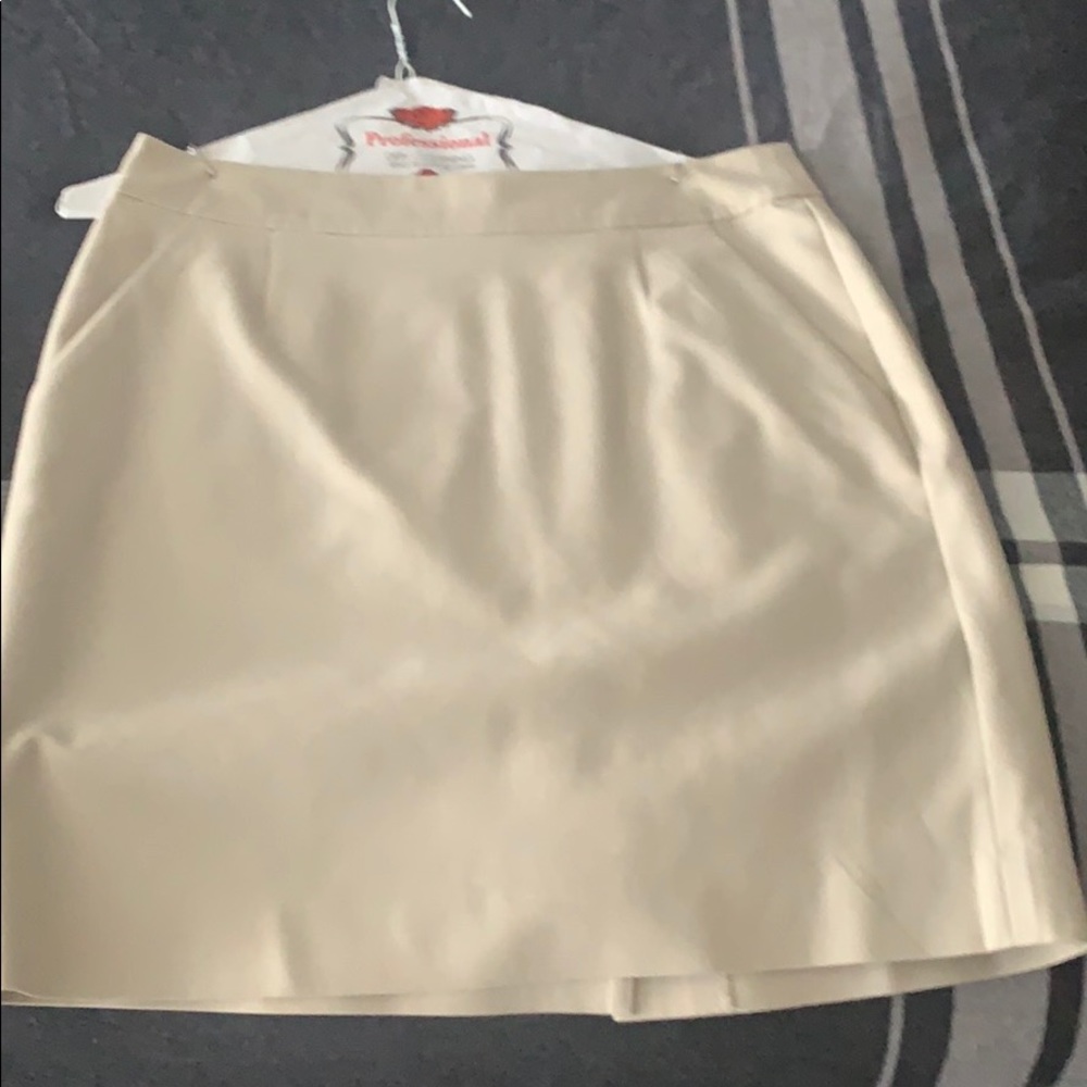 Tan Banana Republic knee high pencil skirt